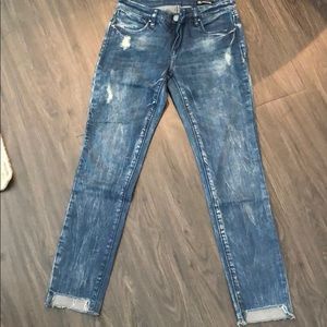 Super cute distressed cropped jeans